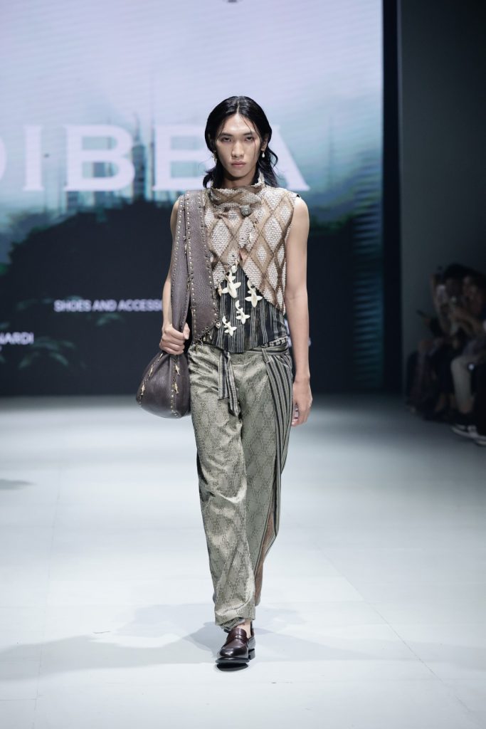 DIBBA x CTI hadir di Plaza Indonesia Fashion Week 2025 dengan koleksi tenun modern By the Docks of Time, tampil elegan & kontemporer.