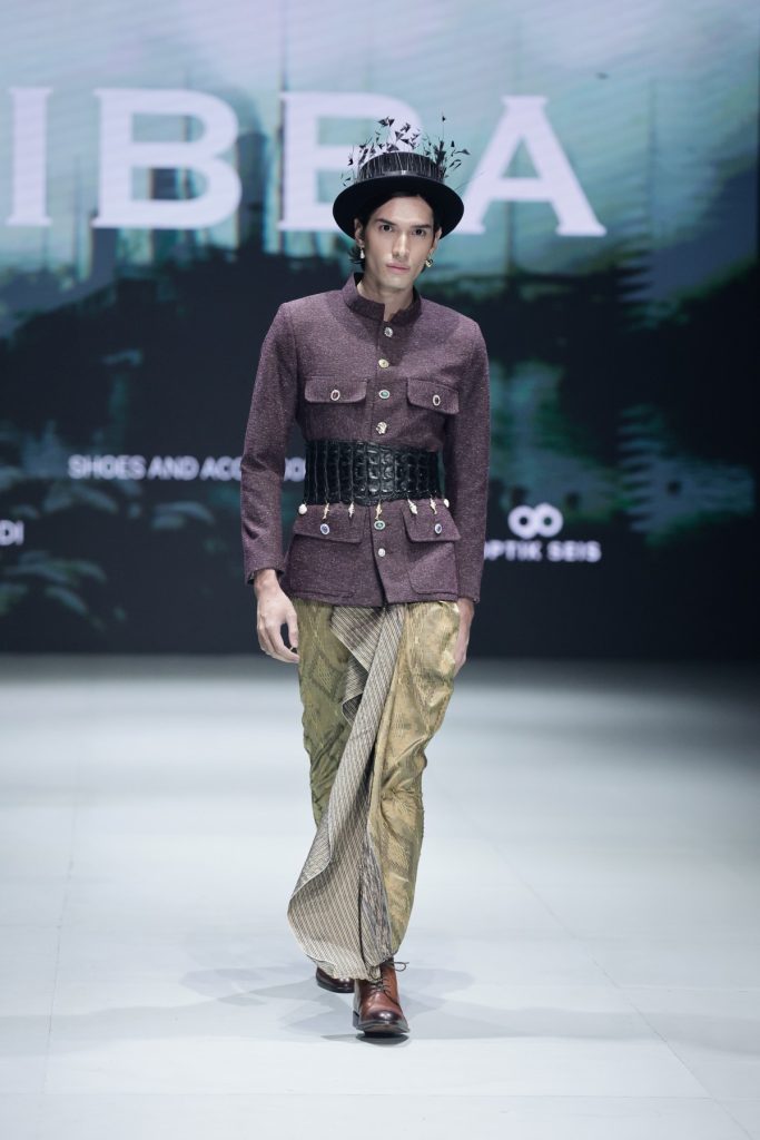 DIBBA x CTI hadir di Plaza Indonesia Fashion Week 2025 dengan koleksi tenun modern By the Docks of Time, tampil elegan & kontemporer.