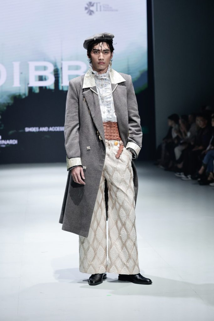 DIBBA x CTI hadir di Plaza Indonesia Fashion Week 2025 dengan koleksi tenun modern By the Docks of Time, tampil elegan & kontemporer.