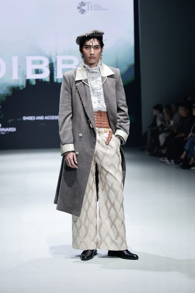 DIBBA x CTI hadir di Plaza Indonesia Fashion Week 2025 dengan koleksi tenun modern By the Docks of Time, tampil elegan & kontemporer.
