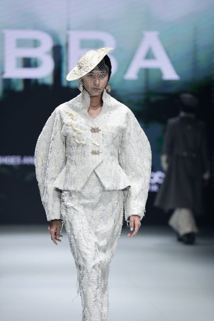 DIBBA x CTI hadir di Plaza Indonesia Fashion Week 2025 dengan koleksi tenun modern By the Docks of Time, tampil elegan & kontemporer.