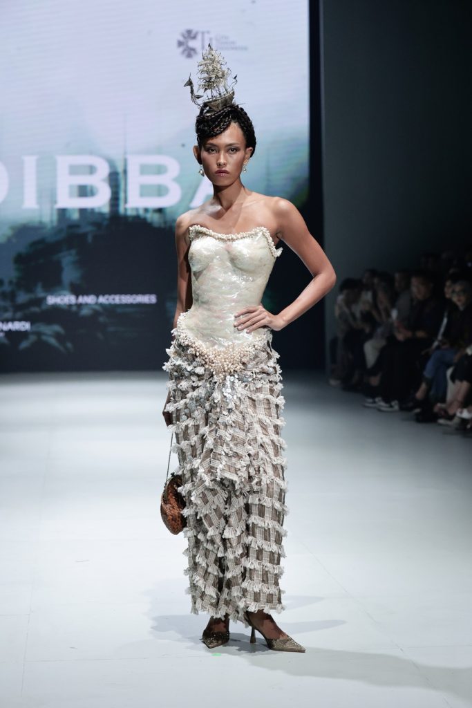 DIBBA x CTI hadir di Plaza Indonesia Fashion Week 2025 dengan koleksi tenun modern By the Docks of Time, tampil elegan & kontemporer.