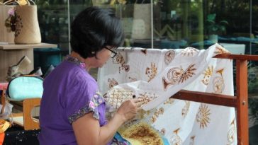 Avenzel Hotel Cibubur rayakan Hari Batik dengan booth Kriya Kara & workshop canting gratis, hadirkan pengalaman budaya unik bagi tamu.