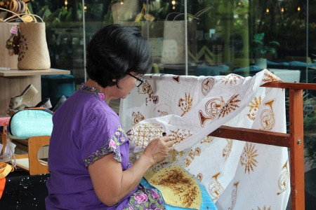 Avenzel Hotel Cibubur rayakan Hari Batik dengan booth Kriya Kara & workshop canting gratis, hadirkan pengalaman budaya unik bagi tamu.