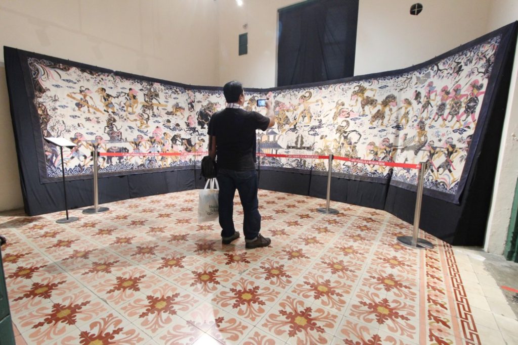 Babat Alas Wanamarta: kisah wayang yang diubah jadi batik merawit (2004) oleh Katura & 17 perajin, simbol perjuangan dan gotong-royong.