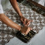 Menakar komodifikasi batik: antara pelestarian budaya dan eksploitasi pasar di tengah arus industri dan globalisasi.