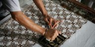 Menakar komodifikasi batik: antara pelestarian budaya dan eksploitasi pasar di tengah arus industri dan globalisasi.