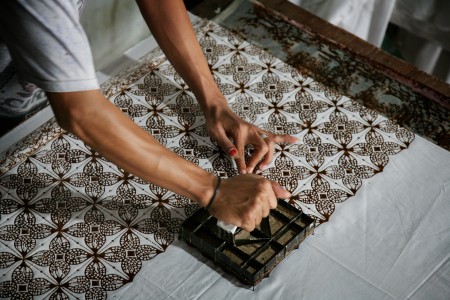 Menakar komodifikasi batik: antara pelestarian budaya dan eksploitasi pasar di tengah arus industri dan globalisasi.