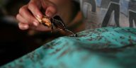 Ontologi batik: kajian keberadaan batik sebagai benda, teks, praktik, dan data—menghubungkan motif, teknik, makna, serta pelestarian budaya.
