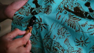 Batik kontemporer menegosiasikan tradisi dan inovasi: batas estetika, teknik etika, hukum, dan pasar untuk menjaga keotentikan dan keadilan.