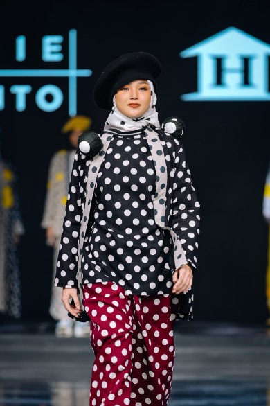 Hannie Hananto dan Batik HUZA hadir di IN2MOTIONFEST 2025 dengan koleksi Unchaostic Dotsicle, paduan nostalgia dan gaya modern.