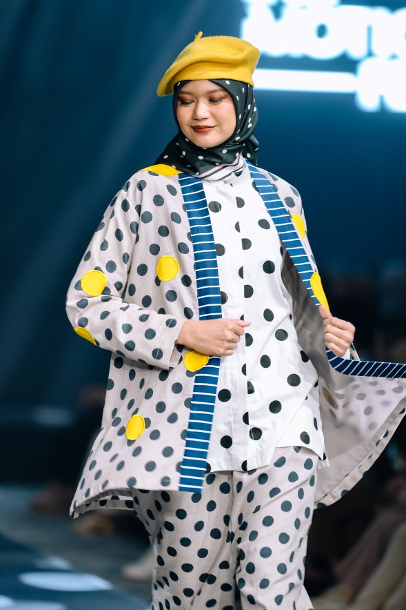 Hannie Hananto dan Batik HUZA hadir di IN2MOTIONFEST 2025 dengan koleksi Unchaostic Dotsicle, paduan nostalgia dan gaya modern.