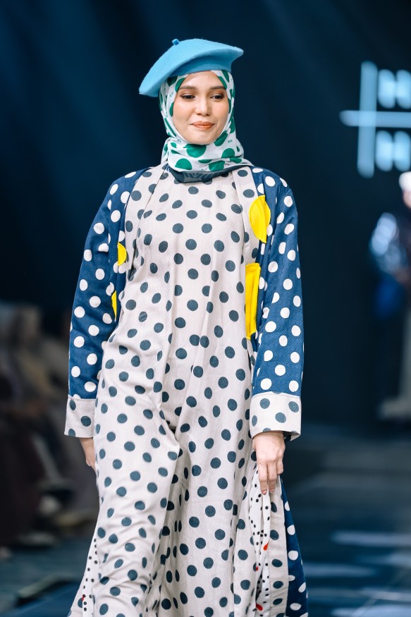 Hannie Hananto dan Batik HUZA hadir di IN2MOTIONFEST 2025 dengan koleksi Unchaostic Dotsicle, paduan nostalgia dan gaya modern.