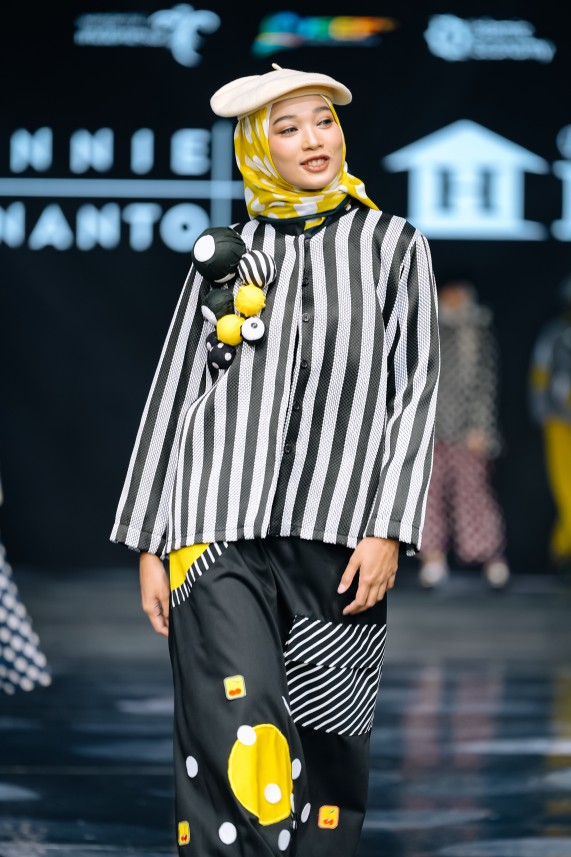 Hannie Hananto dan Batik HUZA hadir di IN2MOTIONFEST 2025 dengan koleksi Unchaostic Dotsicle, paduan nostalgia dan gaya modern.