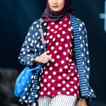 Hannie Hananto dan Batik HUZA hadir di IN2MOTIONFEST 2025 dengan koleksi Unchaostic Dotsicle, paduan nostalgia dan gaya modern.