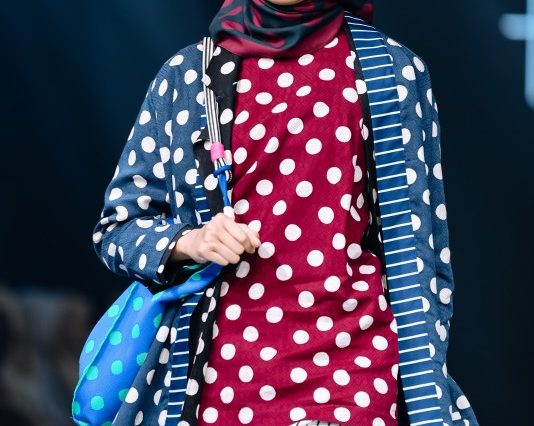 Hannie Hananto dan Batik HUZA hadir di IN2MOTIONFEST 2025 dengan koleksi Unchaostic Dotsicle, paduan nostalgia dan gaya modern.