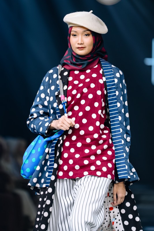 Hannie Hananto dan Batik HUZA hadir di IN2MOTIONFEST 2025 dengan koleksi Unchaostic Dotsicle, paduan nostalgia dan gaya modern.