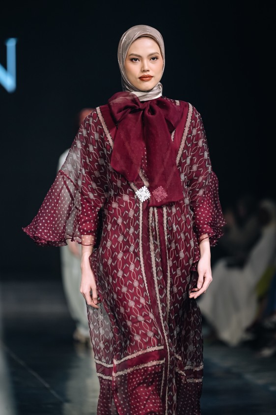 KHANAAN Heritage hadirkan batik Pekalongan & tenun Lintau dalam desain modern; rayakan warisan budaya dan keberlanjutan busana.