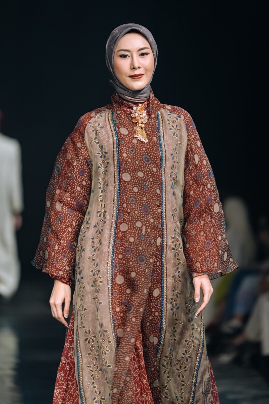KHANAAN Heritage hadirkan batik Pekalongan & tenun Lintau dalam desain modern; rayakan warisan budaya dan keberlanjutan busana.
