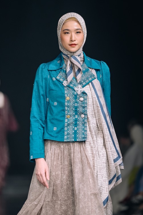 KHANAAN Heritage hadirkan batik Pekalongan & tenun Lintau dalam desain modern; rayakan warisan budaya dan keberlanjutan busana.