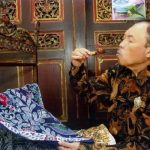 Gaya Iwan Tirta memadukan motif klasik dan warna elegan. Batiknya mencerminkan filosofi budaya dan keanggunan abadi Indonesia.