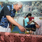Katura, maestro batik Trusmi, jaga motif Cirebon lewat teknik merawit, sanggar edukatif, dan inovasi desain untuk warisan yang lestari.