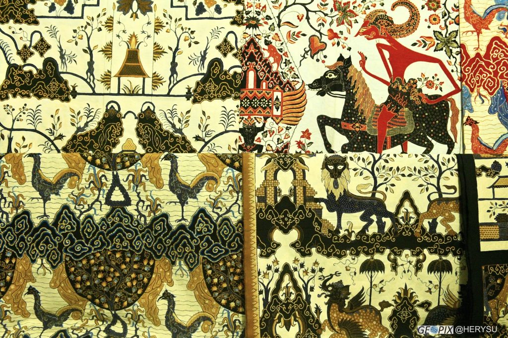 Katura, maestro batik Trusmi, jaga motif Cirebon lewat teknik merawit, sanggar edukatif, dan inovasi desain untuk warisan yang lestari.