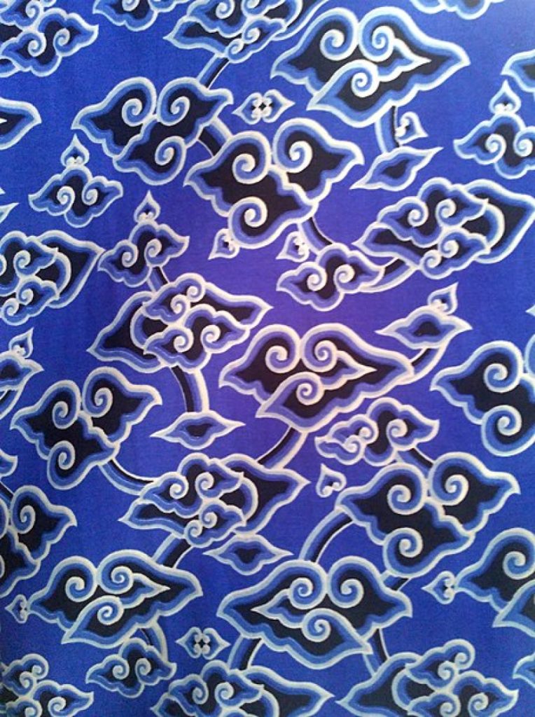 Katura, maestro batik Trusmi, jaga motif Cirebon lewat teknik merawit, sanggar edukatif, dan inovasi desain untuk warisan yang lestari.