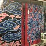 Waleran: teknik batik gradasi yang buat mega mendung hidup—perpaduan keterampilan, warna bertingkat, dan identitas budaya yang layak dilindungi.