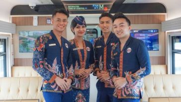 KAI Services rayakan Hari Batik Nasional, prama prami tampil anggun dengan batik Anne Avantie sebagai wujud pelestarian budaya.