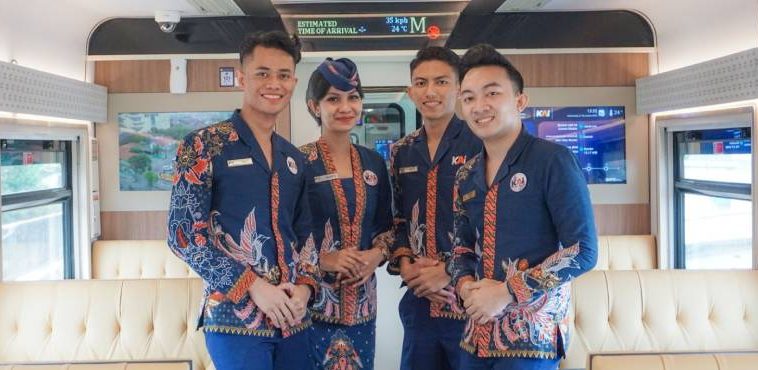 KAI Services rayakan Hari Batik Nasional, prama prami tampil anggun dengan batik Anne Avantie sebagai wujud pelestarian budaya.
