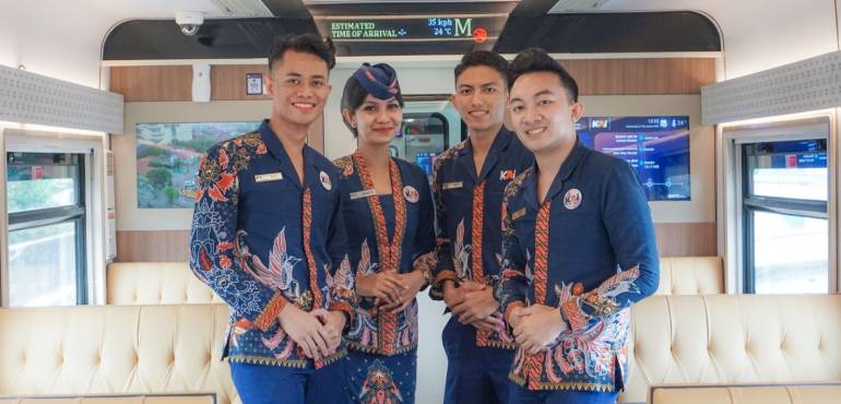 KAI Services rayakan Hari Batik Nasional, prama prami tampil anggun dengan batik Anne Avantie sebagai wujud pelestarian budaya.