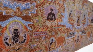 Motif batik “Pencerahan Sidharta Gautama” Afif Syakur menghadirkan simbol mudra dan motif candi sebagai renungan spiritual menuju pencerahan.
