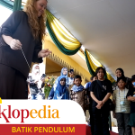 Berbeda dari batik yang kita kenal sebagai karya statis, Pendulum Batik menghadirkan getaran kehidupan yang menjadi teknik batik.