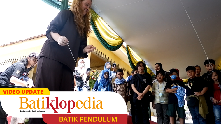 Berbeda dari batik yang kita kenal sebagai karya statis, Pendulum Batik menghadirkan getaran kehidupan yang menjadi teknik batik.