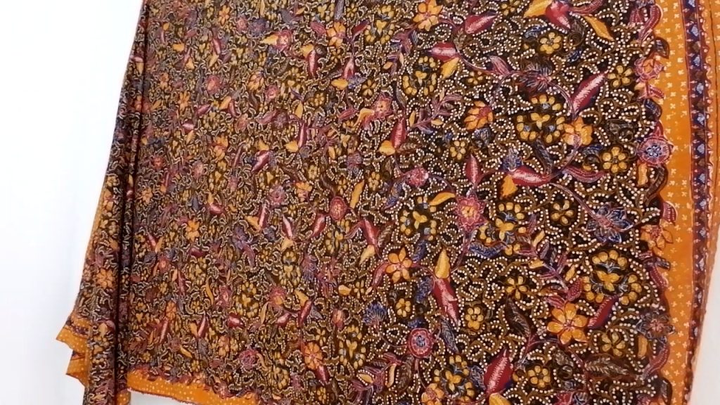Kurasi Abdul Syukur tentang batik Lasem “Latohan Tiga Negri” karya Santoso Hartono, memadukan tradisi Lasem dan filosofi latohan.