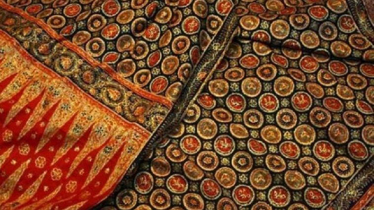 Batik Sumatera Selatan: sejarah Palembang, motif pesisir & sungai, teknik pewarnaan, tantangan regenerasi, peluang revitalisasi wastra.