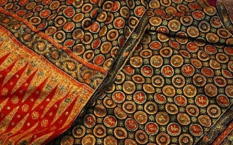 Batik Sumatera Selatan: sejarah Palembang, motif pesisir & sungai, teknik pewarnaan, tantangan regenerasi, peluang revitalisasi wastra.