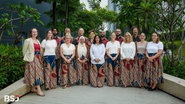 BSJ memperkenalkan tradisi guyub dengan batik bagi staf baru, merayakan kebersamaan, inklusivitas, dan harmoni budaya Jawa.