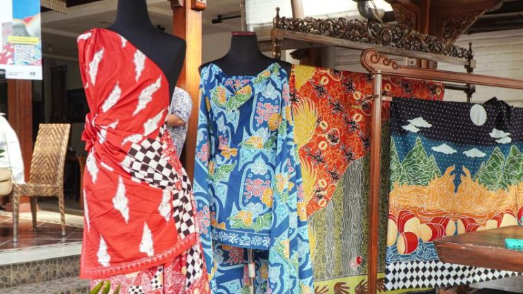 Inovasi batik UK Maranatha menghadirkan batik digital, batik naskah kuno, dan batik bersuara yang memperbarui tradisi dengan sains modern.