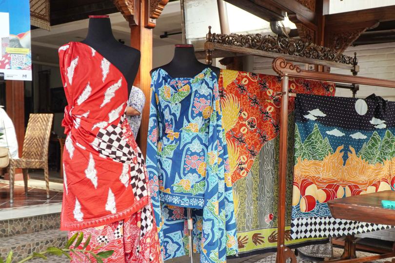 Inovasi batik UK Maranatha menghadirkan batik digital, batik naskah kuno, dan batik bersuara yang memperbarui tradisi dengan sains modern.