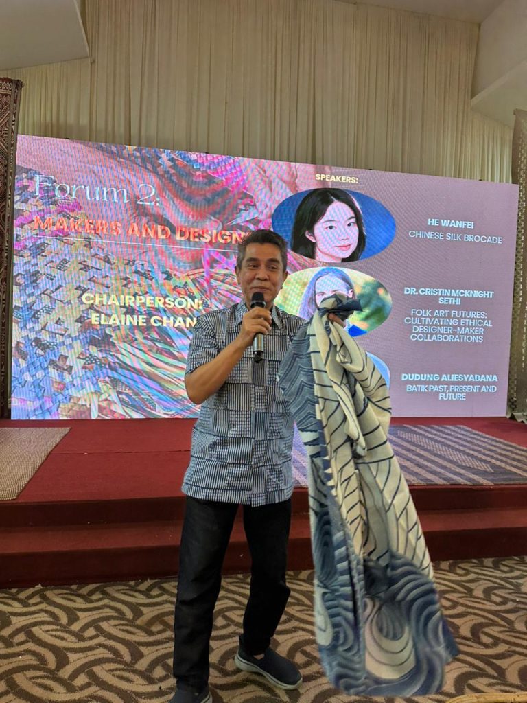 Refleksi Komarudin Kudiya tentang presentasi Dudung Alisyahbana di WEFT 2025: perjalanan batik dari masa lalu, masa kini, hingga masa depan.
