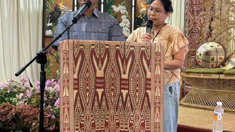 Refleksi Komarudin Kudiya tentang presentasi Dudung Alisyahbana di WEFT 2025: perjalanan batik dari masa lalu, masa kini, hingga masa depan.