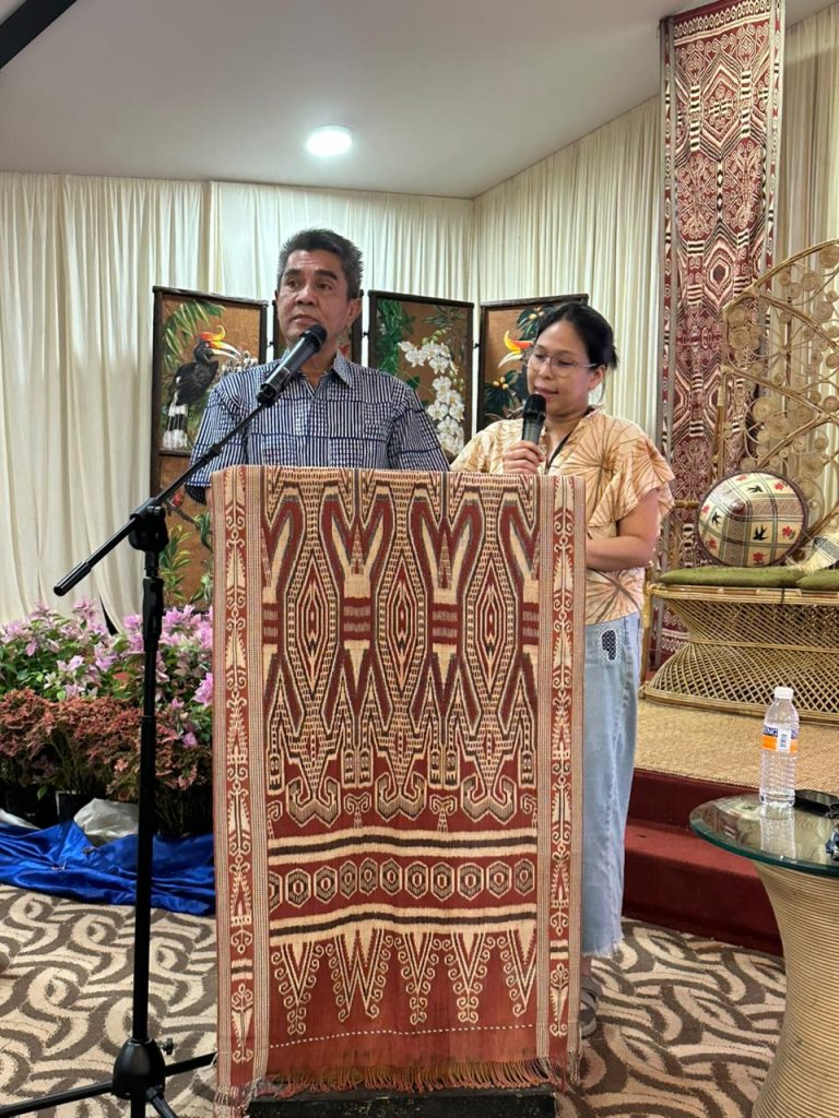 Refleksi Komarudin Kudiya tentang presentasi Dudung Alisyahbana di WEFT 2025: perjalanan batik dari masa lalu, masa kini, hingga masa depan.