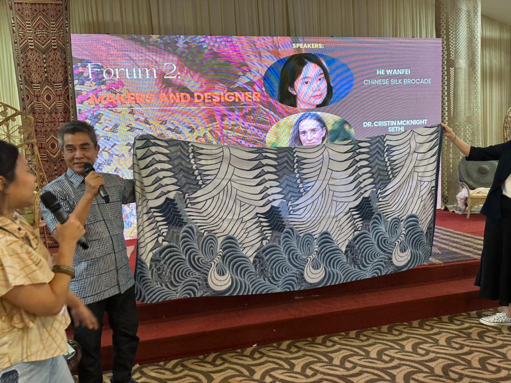 Refleksi Komarudin Kudiya tentang presentasi Dudung Alisyahbana di WEFT 2025: perjalanan batik dari masa lalu, masa kini, hingga masa depan.