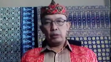 Kisah Kanjeng Ratu Kencono, pencipta motif cinta, dikisahkan Dr. Farid Abdullah sebagai perjalanan cinta, doa, dan sejarah Jawa abad ke-18.