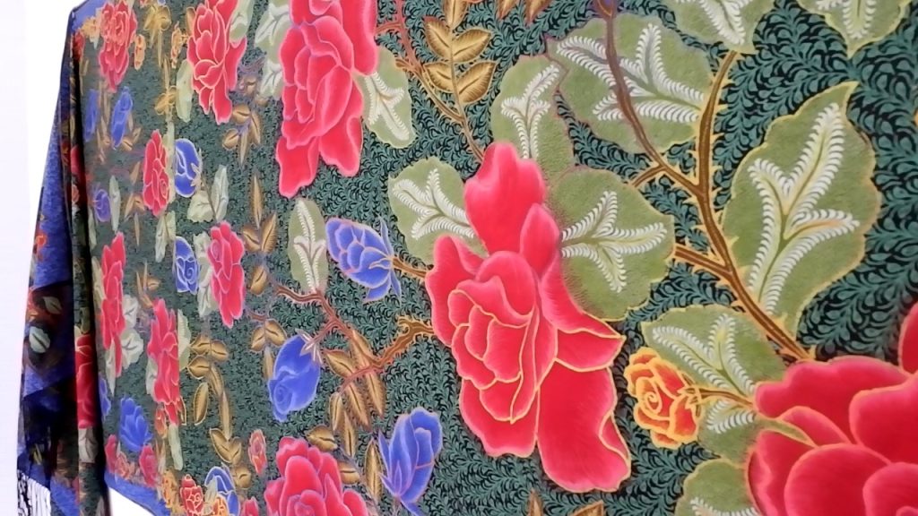 Ulasan naratif Abdul Syukur tentang batik “Gardenia” karya Wirasno, menyingkap simbol warna, makna kasih, dan keindahan pesisir.