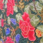 Ulasan naratif Abdul Syukur tentang batik “Gardenia” karya Wirasno, menyingkap simbol warna, makna kasih, dan keindahan pesisir.