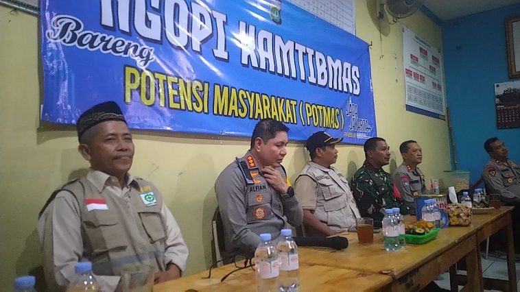 Kapolres Jaktim ajak warga RW 09 bersatu cegah tawuran remaja dan wujudkan keamanan lingkungan berbasis gotong royong.