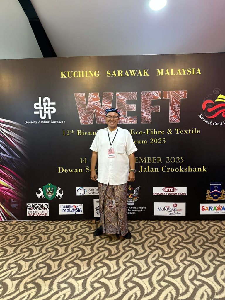 Perjalanan Komarudin Kudiya ke Kuching menjadi safari belajar budaya, membuka wawasan baru tentang batik Indonesia di panggung global.